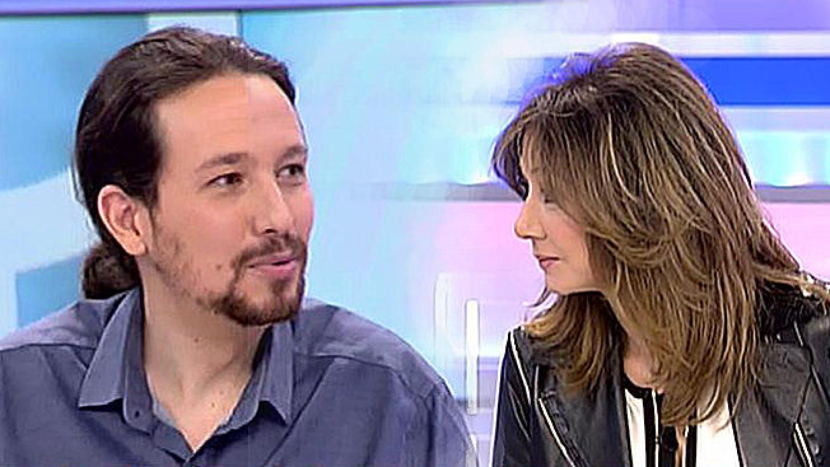 Ana Rosa Quintana le regala dos corbatas a Pablo Iglesias para ver al Rey