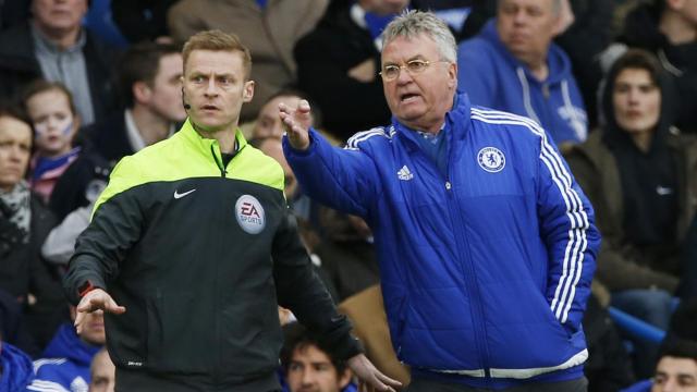 Hiddink, en la banda de Stamford Bridge.