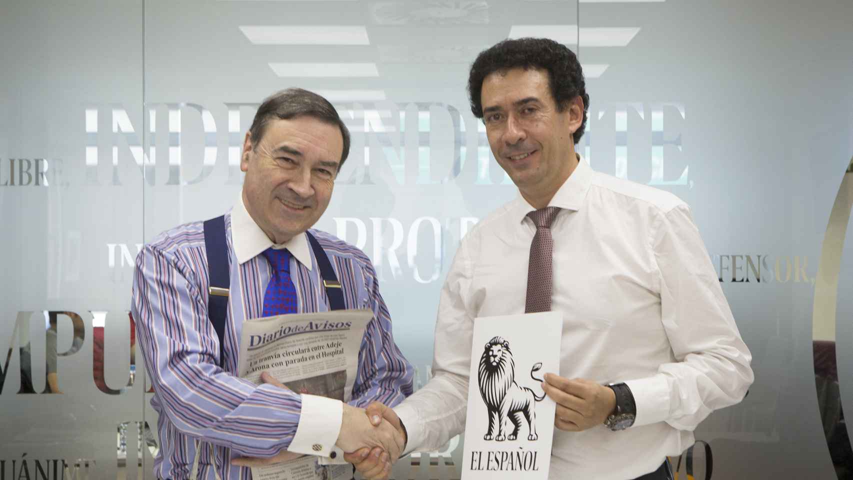 Pedro J. Ramírez y Lucas Fernández tras la firma del acuerdo