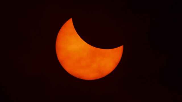 El eclipse solar visto desde la isla Ternate.