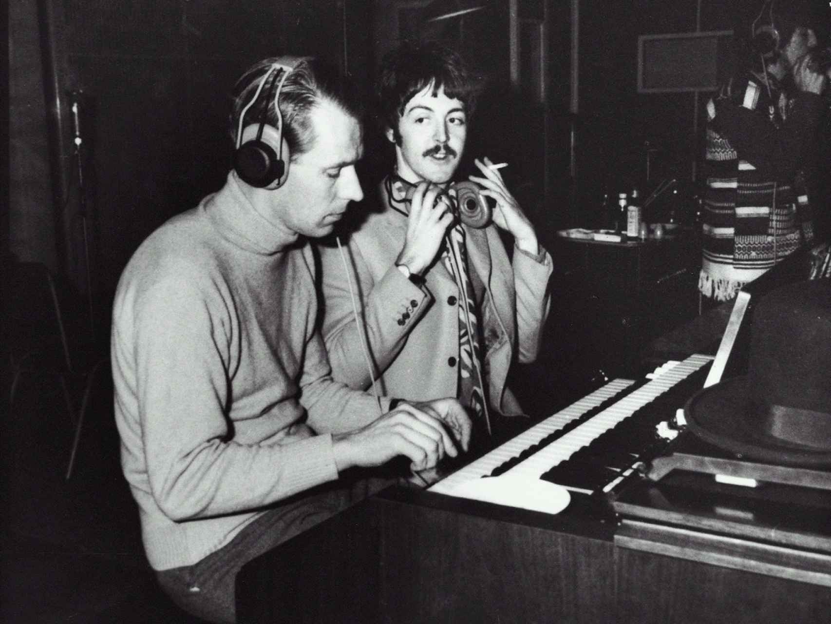 El productor George Martin y el músico Paul McCartney