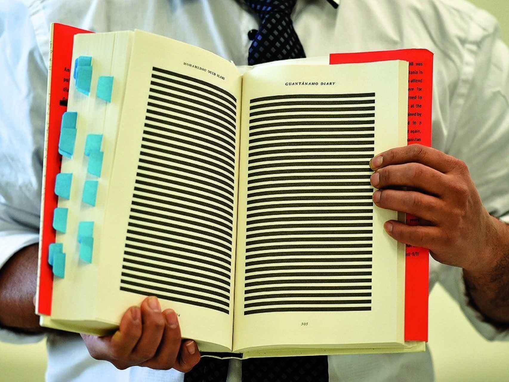 Imagen del libro Diario de Guantánamo con los extractos censurados con bloques negros
