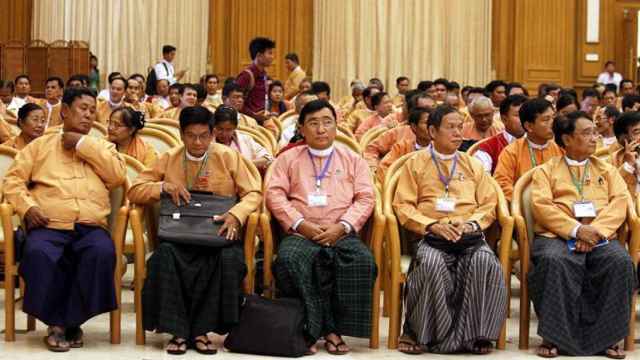 Los miembros del parlamento del partido de Suu Kyi se reunieron con ella el 1 de marzo.