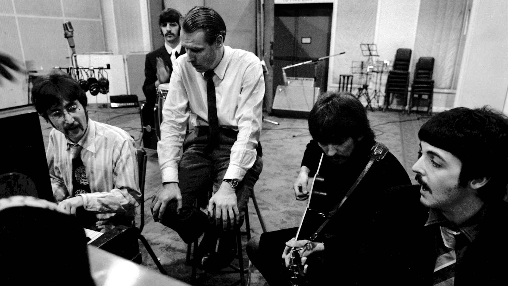 George Martin junto a  The Beatles en el estudio