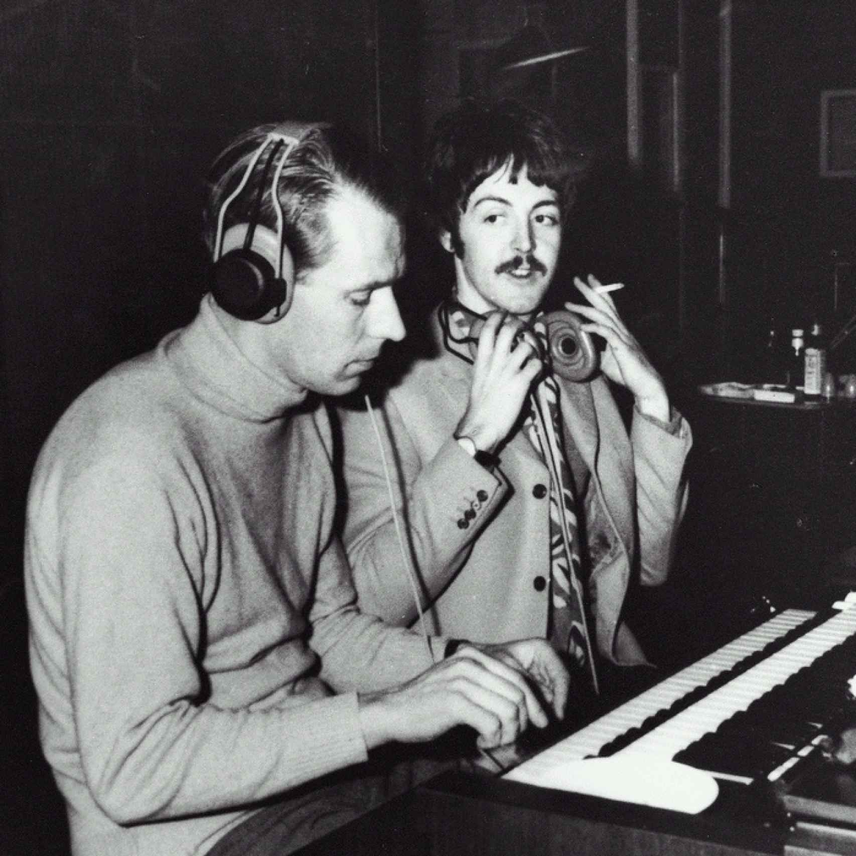 George Martin y Paul McCartney en el estudio de grabación