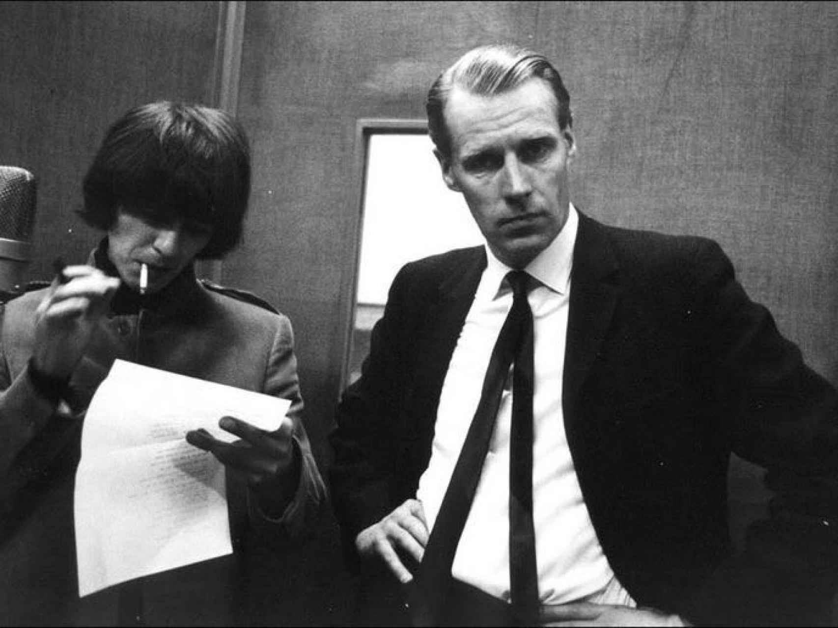 El músico George Harrison y el productor George Martin, llamado el quinto beatle