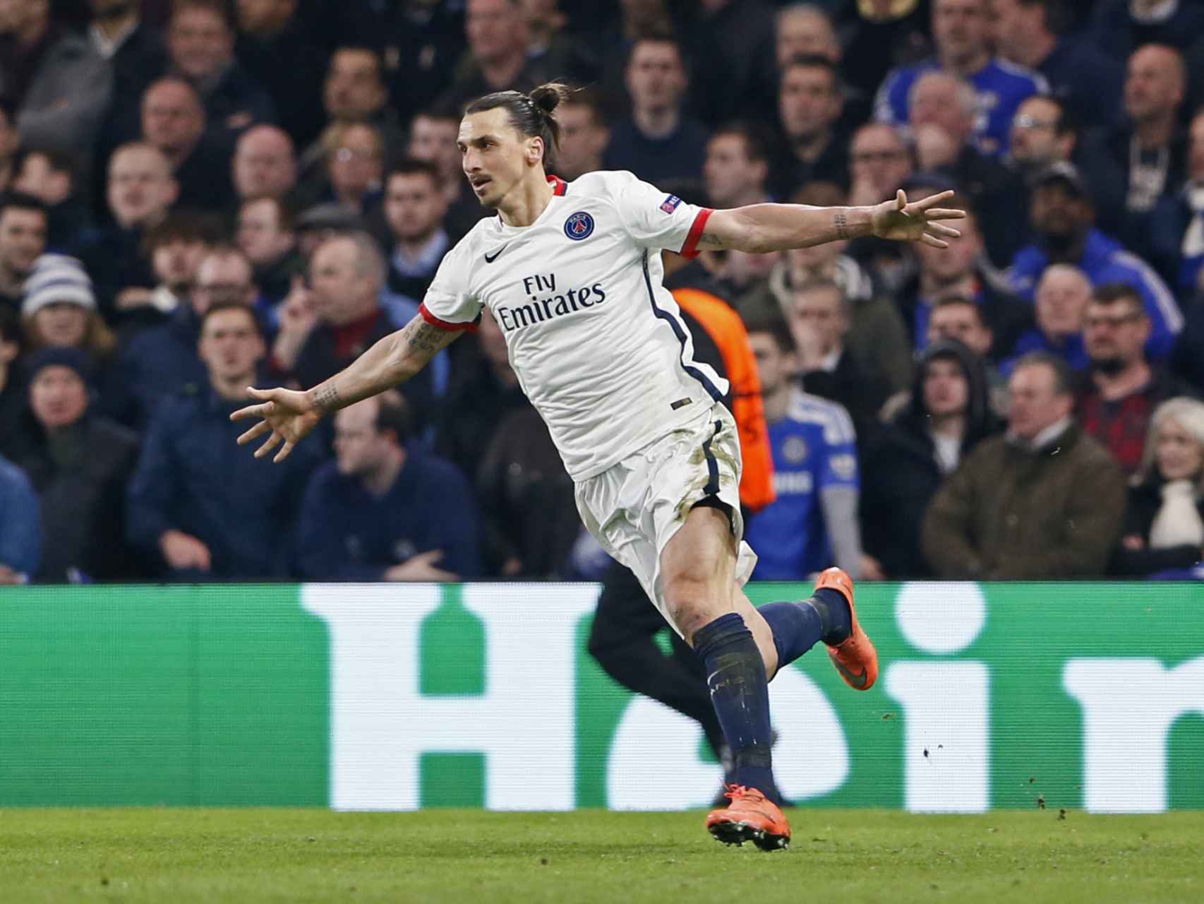 Ibrahimovic celebra el segundo tanto parisino en Stamford Bridge.