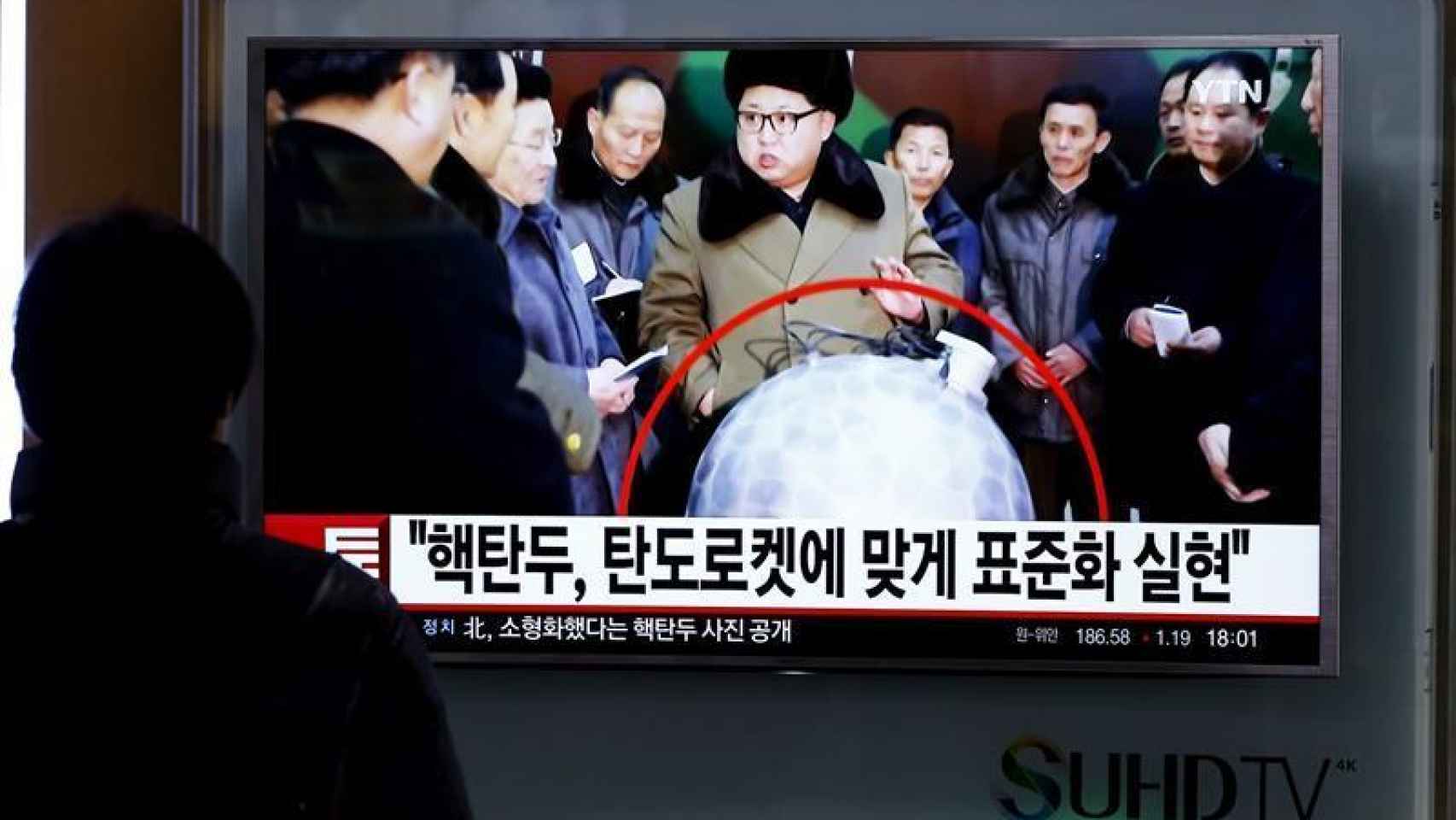 Corea del Norte ha anunciado este miércoles que ha logrado miniaturizar cabezas nucleares para instalarlas en misiles junto a esta foto de Kim Jong Un con una réplica de una ojiva nuclear miniaturizada.