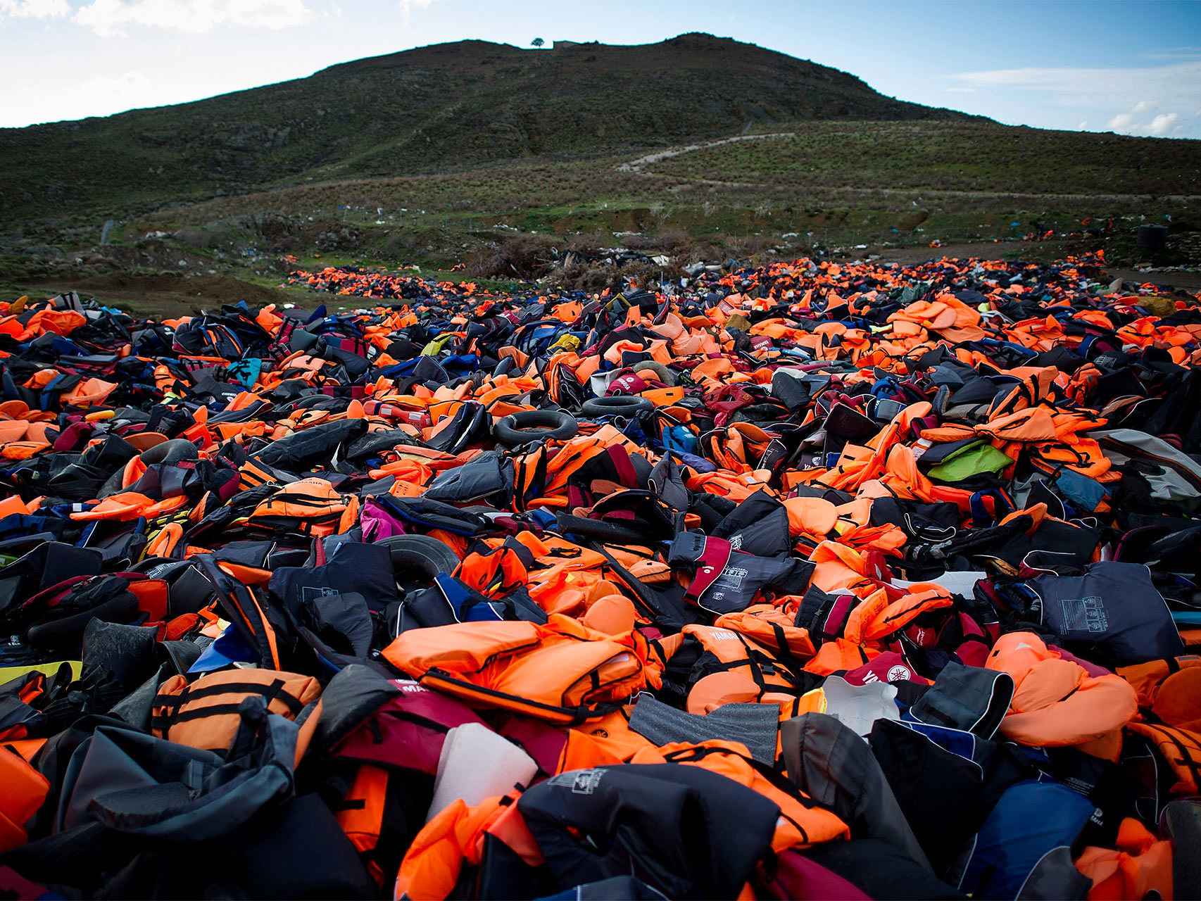 Cientos de chalecos salvavidas tirados tras usarlos para llegar a Lesbos.