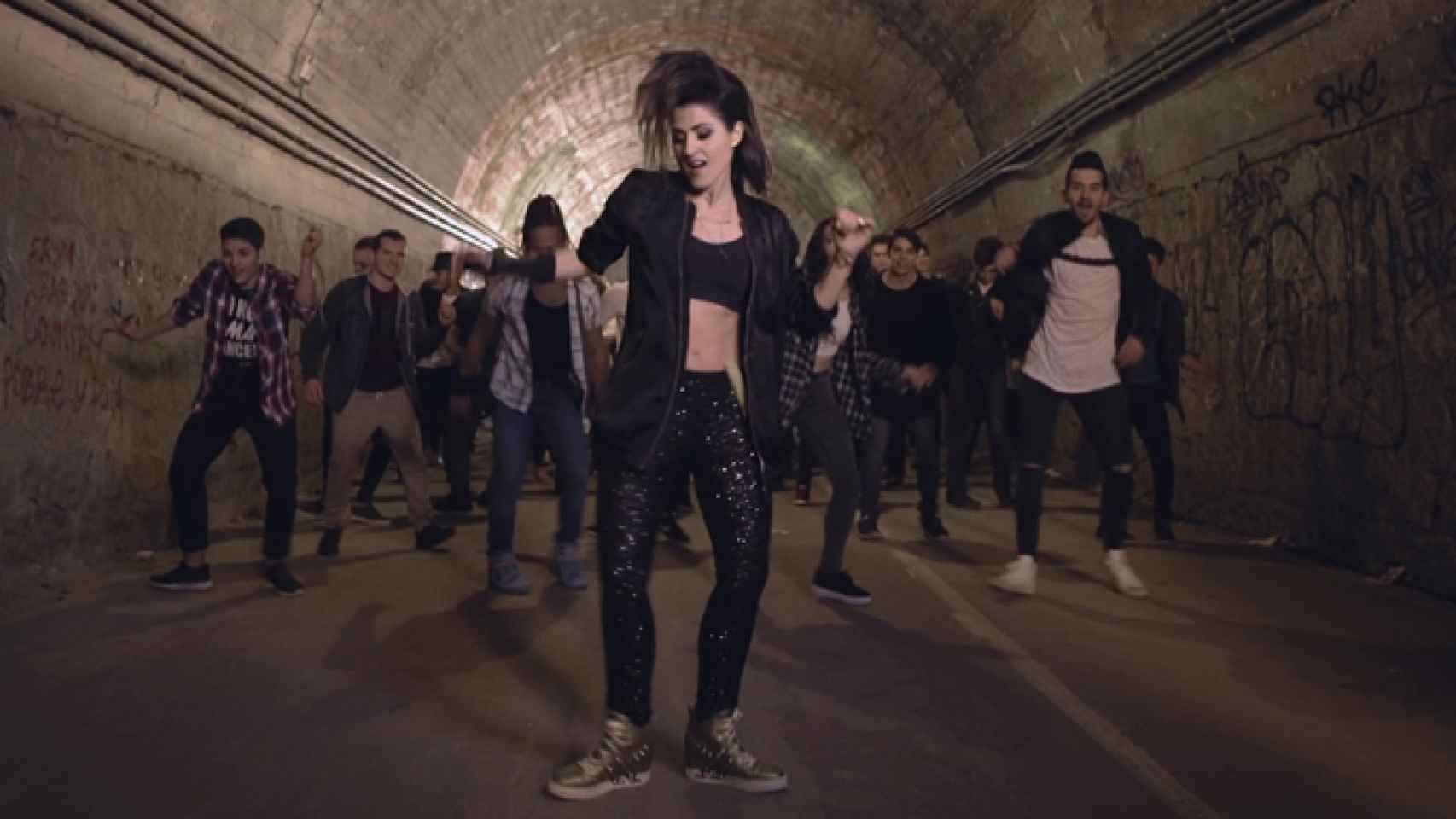 Barei practica acompañada su famoso baile de los pies en el videoclip de 'Say Yay' (RTVE)