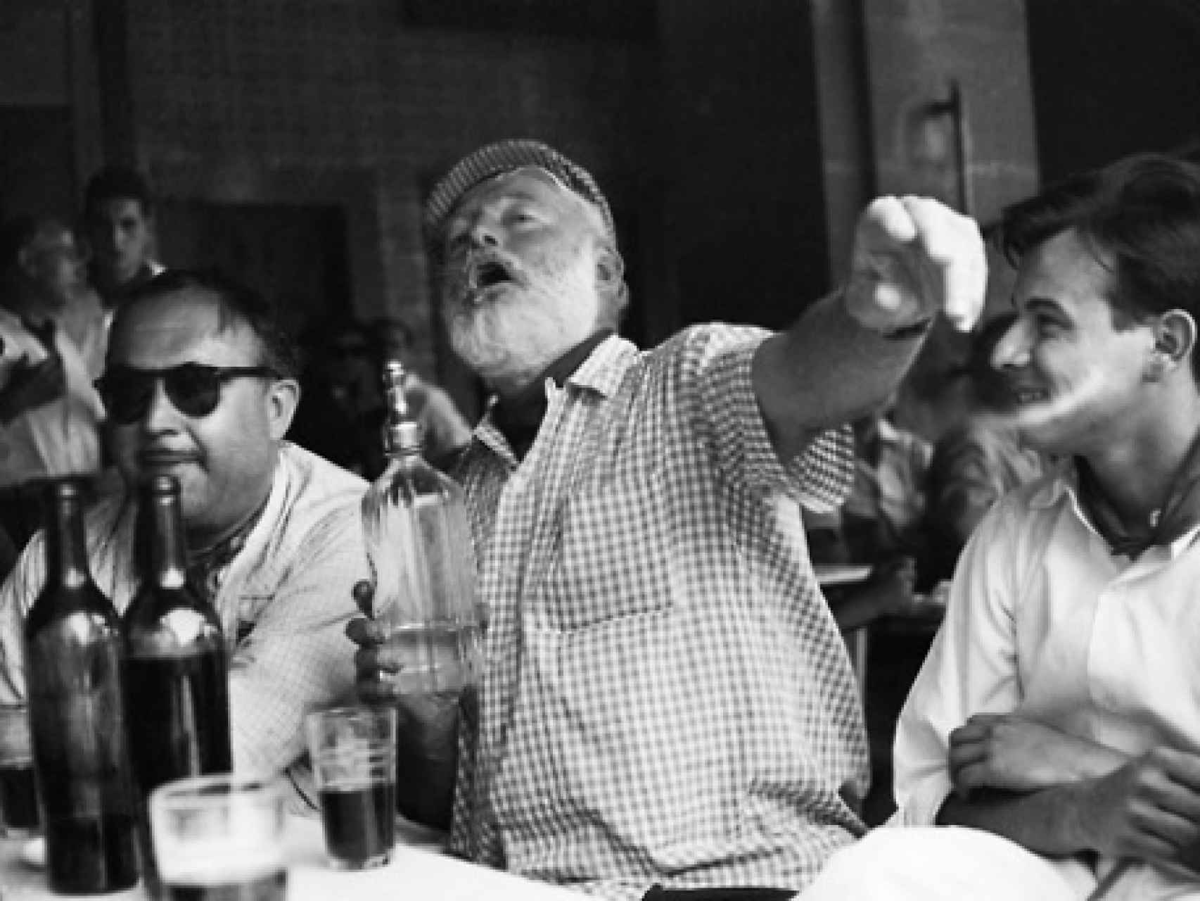 El escritor Ernest Hemingway, celebratorio, quien acuñó la frase Escribe borracho, edita sobrio