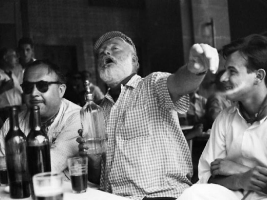 El escritor Ernest Hemingway, celebratorio, quien acuñó la frase Escribe borracho, edita sobrio