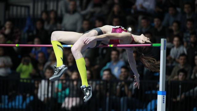 Ruth Beitia salta 1,98 (mejor marca del año) el 6 de marzo.