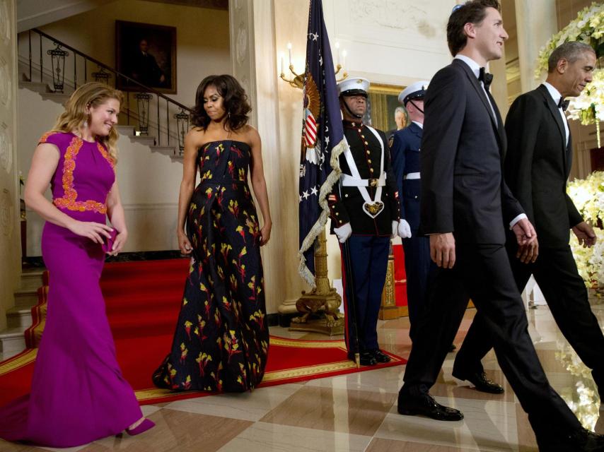 Michelle Obama y Sophie Grégoire-Trudeau en la cena de estado con sus maridos