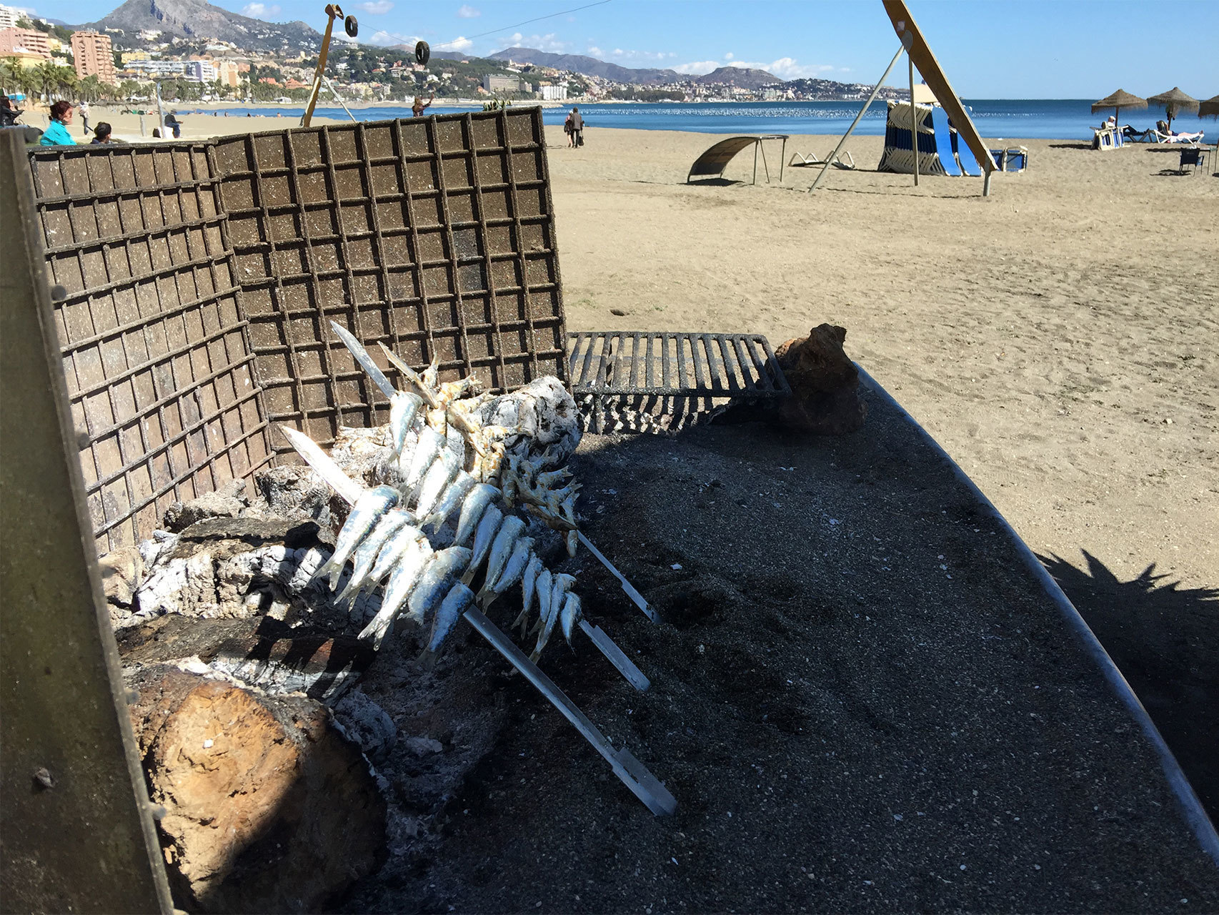Espeto de sardinas en la playa de la Malagueta