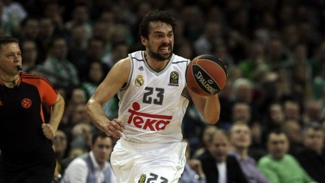 Sergio Llull conduce el balón ante el Zalgiris en Kaunas.