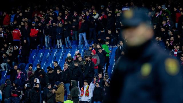 La grada del Calderón, vigilada por la policía.