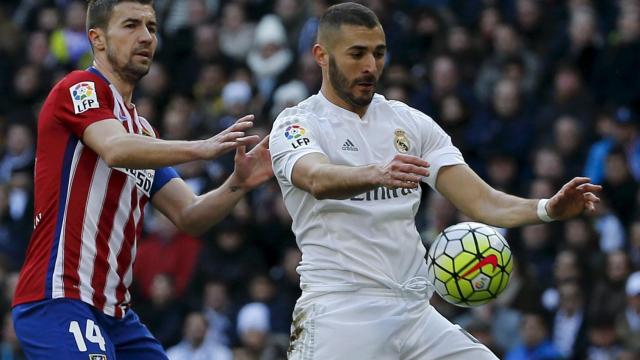 Benzema, defendido por Gabi en el Calderón.