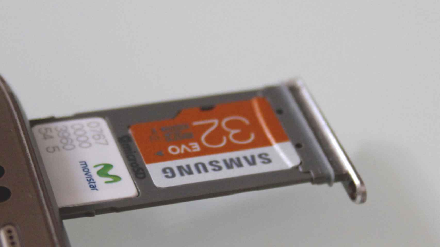 Tarjeta MicroSD y SIM