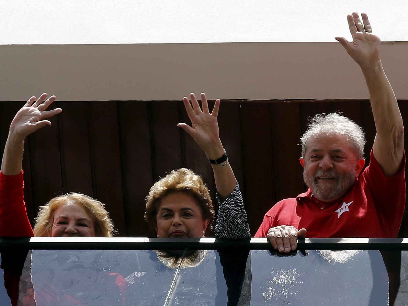 Lula y Rousseff saludaron desde la casa de él al día siguiente de su detención.