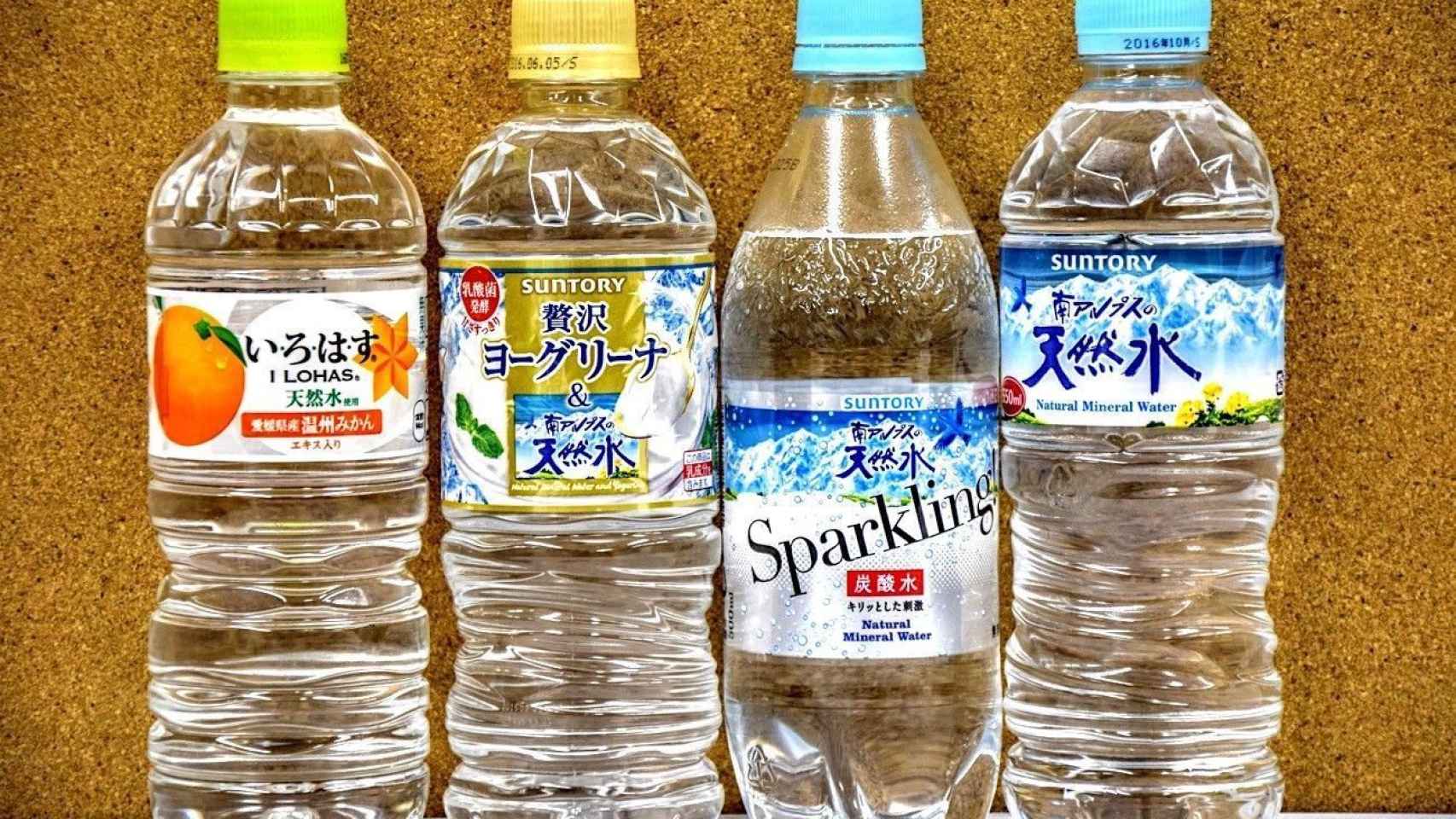 Botellas de agua embotellada de Japón.