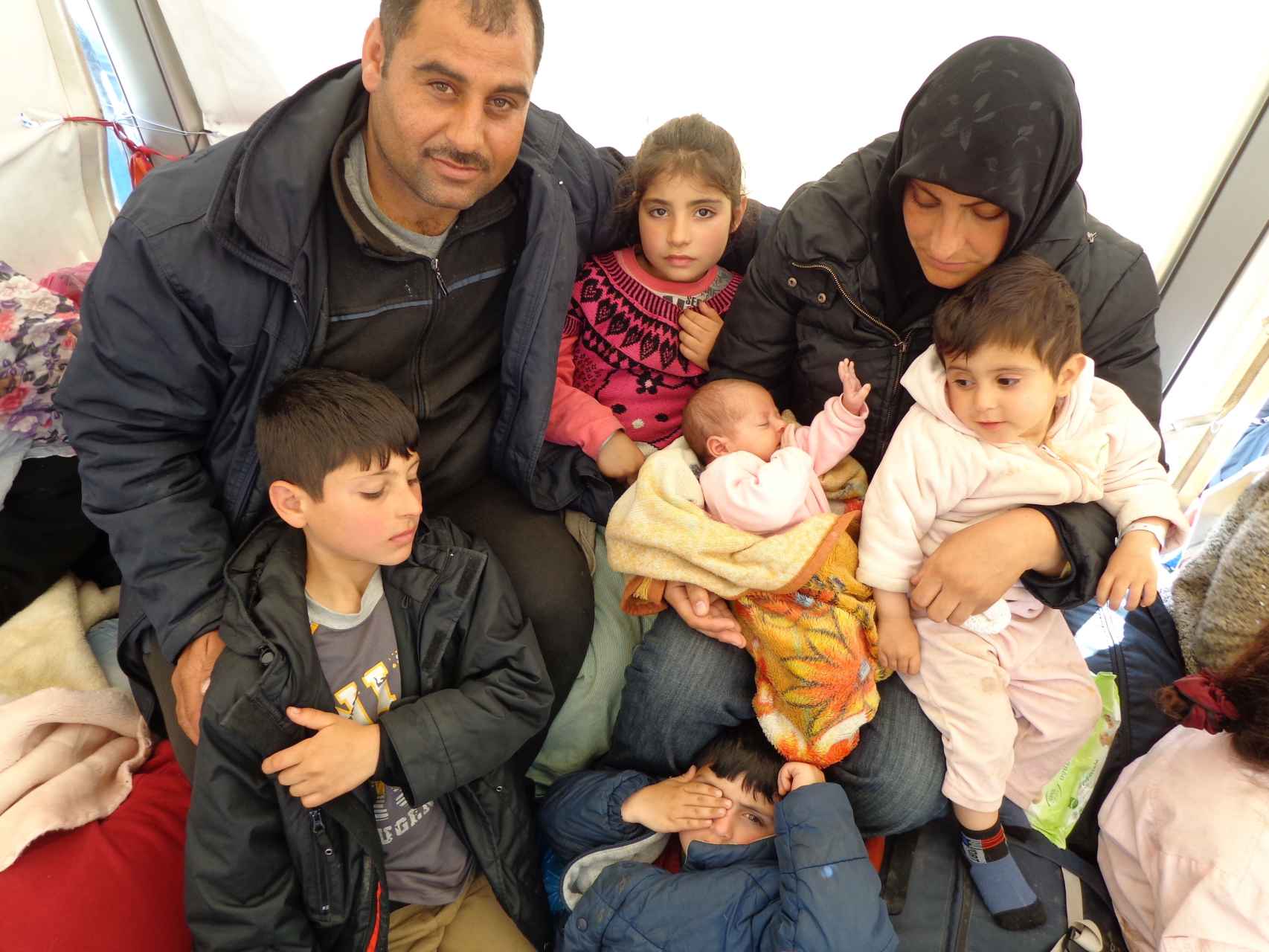 La pequeña Bayan y su familia, el pasado lunes en Idomeni.