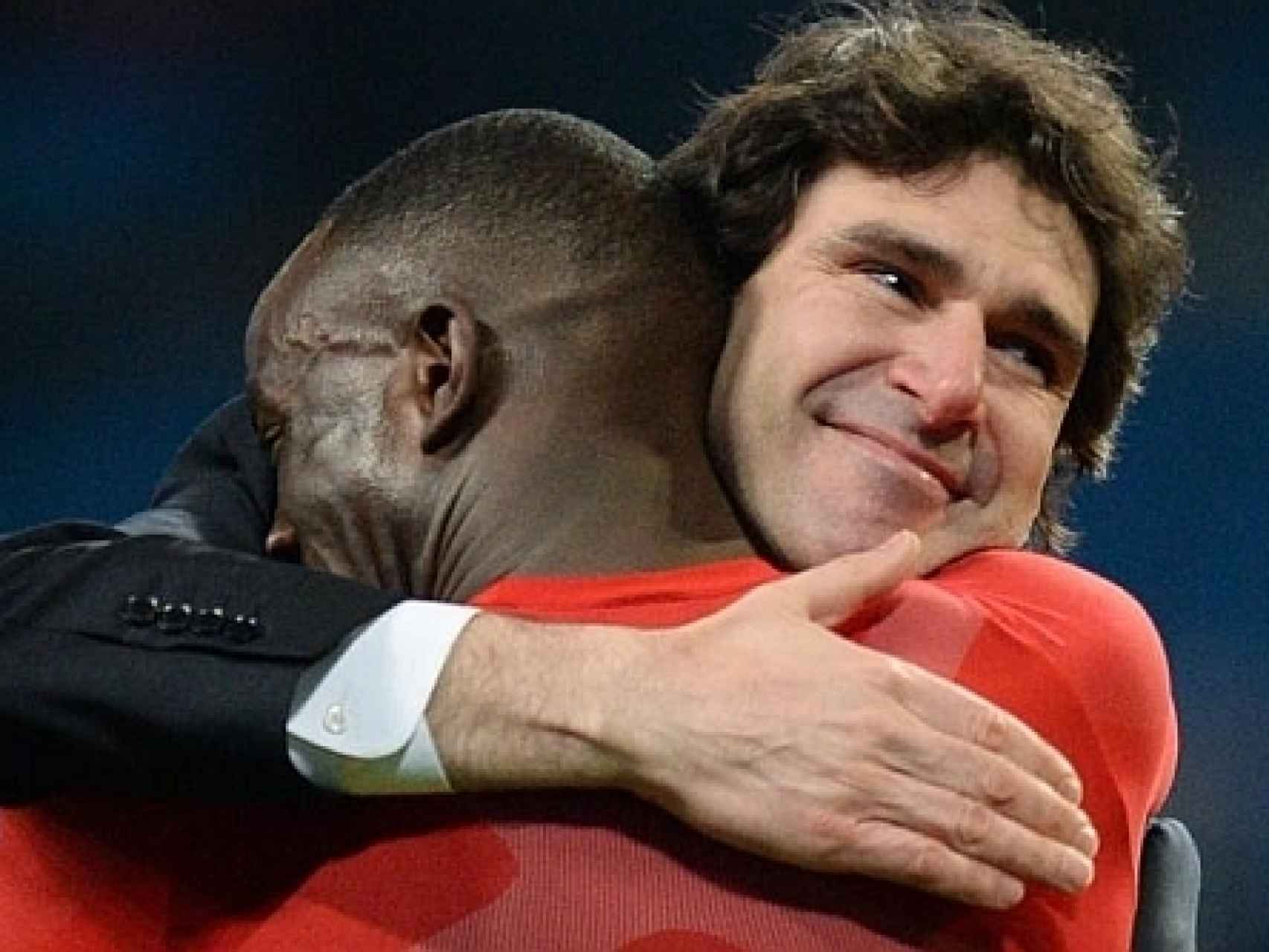 Karanka se abraza con un jugador del Middlesbrough.