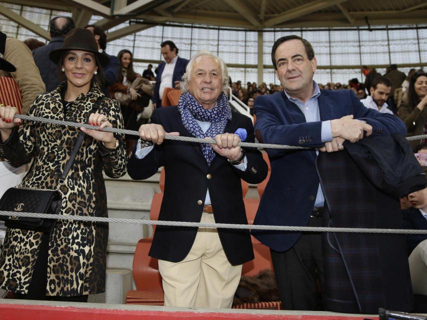 Palomo Linares, Concha Azuara y el político José Bono durante la corrida