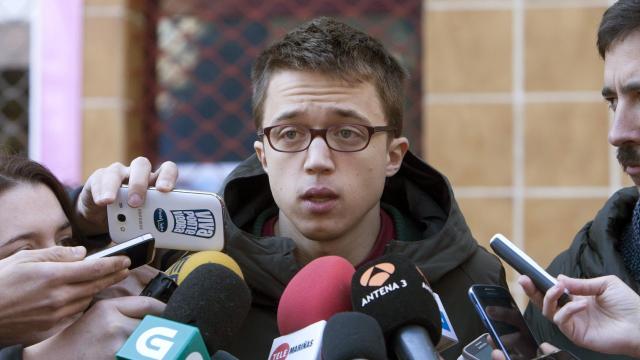 Íñigo Errejón atiende a los medios tras un acto de Podemos.