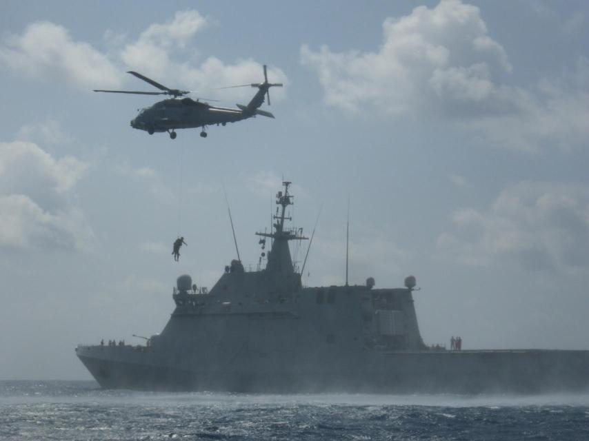 El BAM Tornado y el helicóptero que viaja a bordo, en una de sus maniobras.