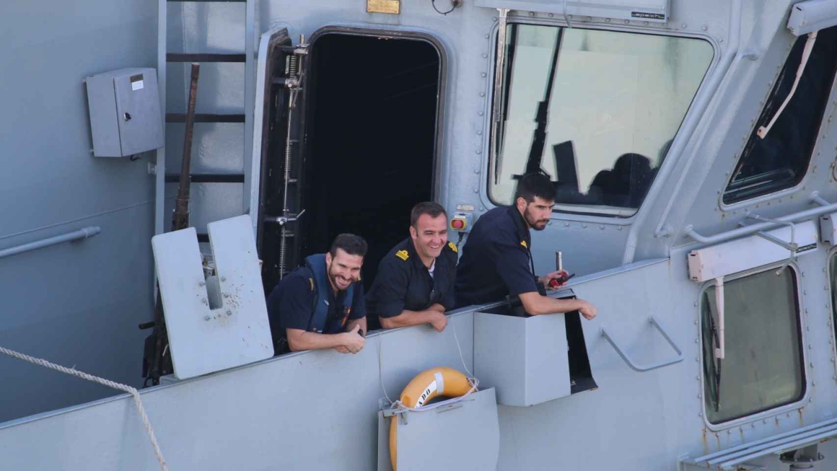 El comandante Moreno, en medio de la imagen, con dos de sus hombres a bordo del Tornado.