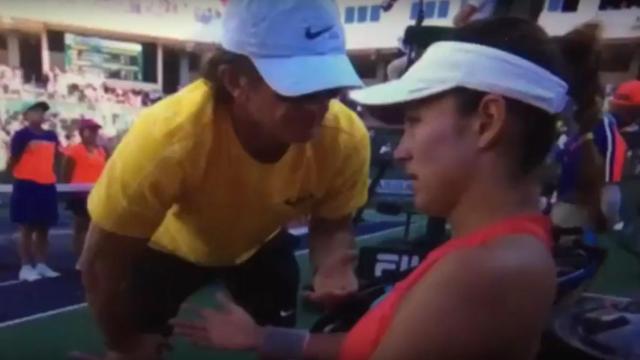 Muguruza, con su entrenador en Indian Wells.