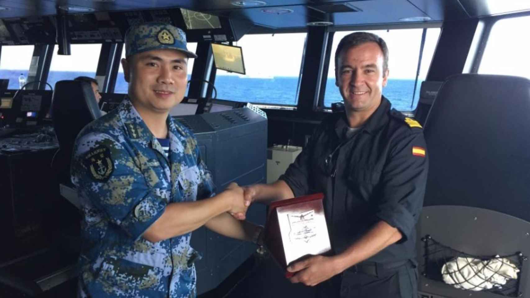 El comandante Moreno saluda a un oficial chino en un acto de trasbordo de combustible.