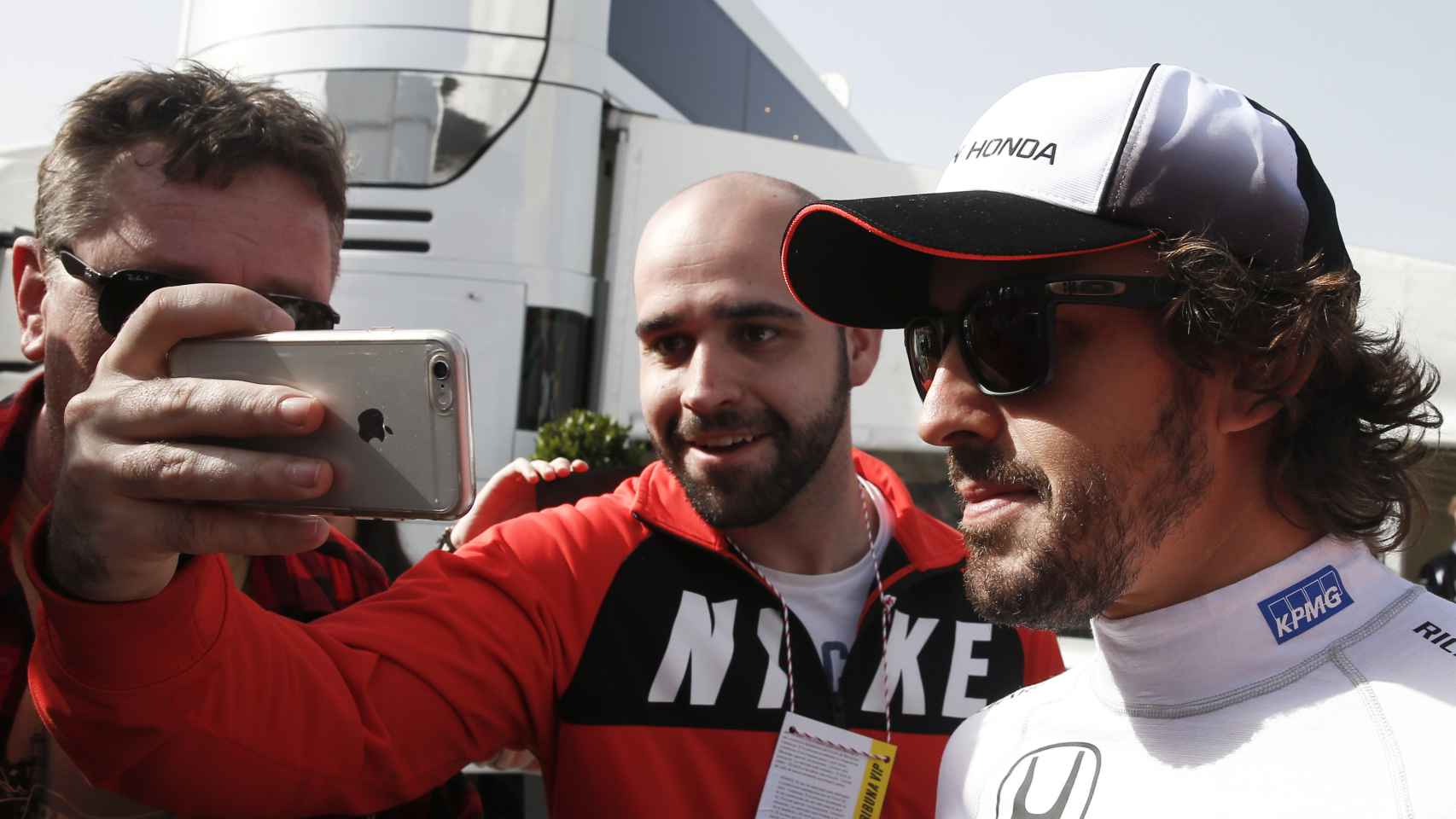 Fernando Alonso se echa una foto con un aficionado.
