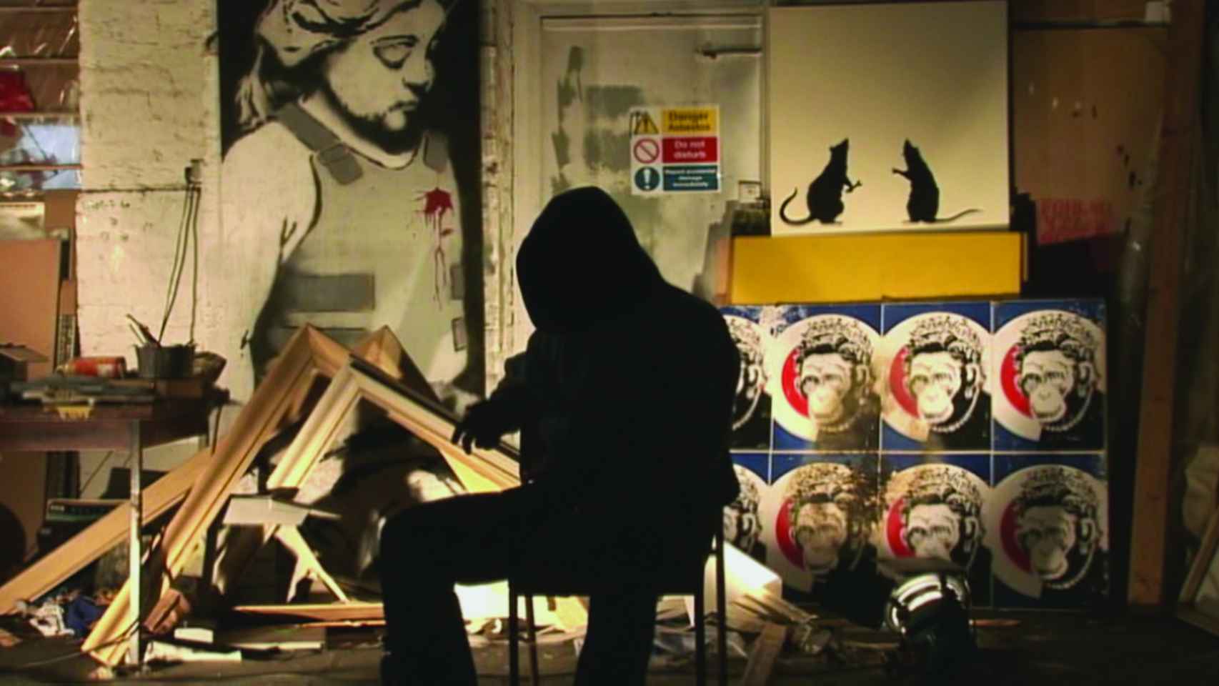 Banksy encapuchado en un fotograma de Exit through the gift shop