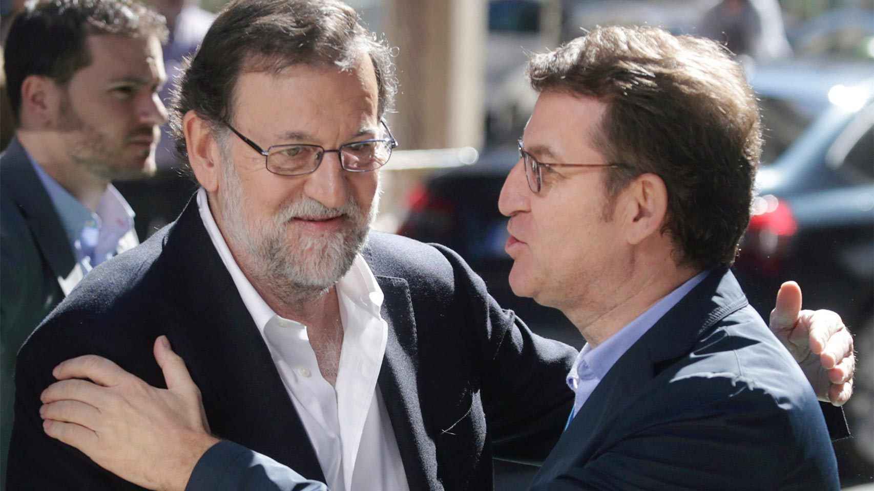 Rajoy saluda a Feijóo en Ponferrada.