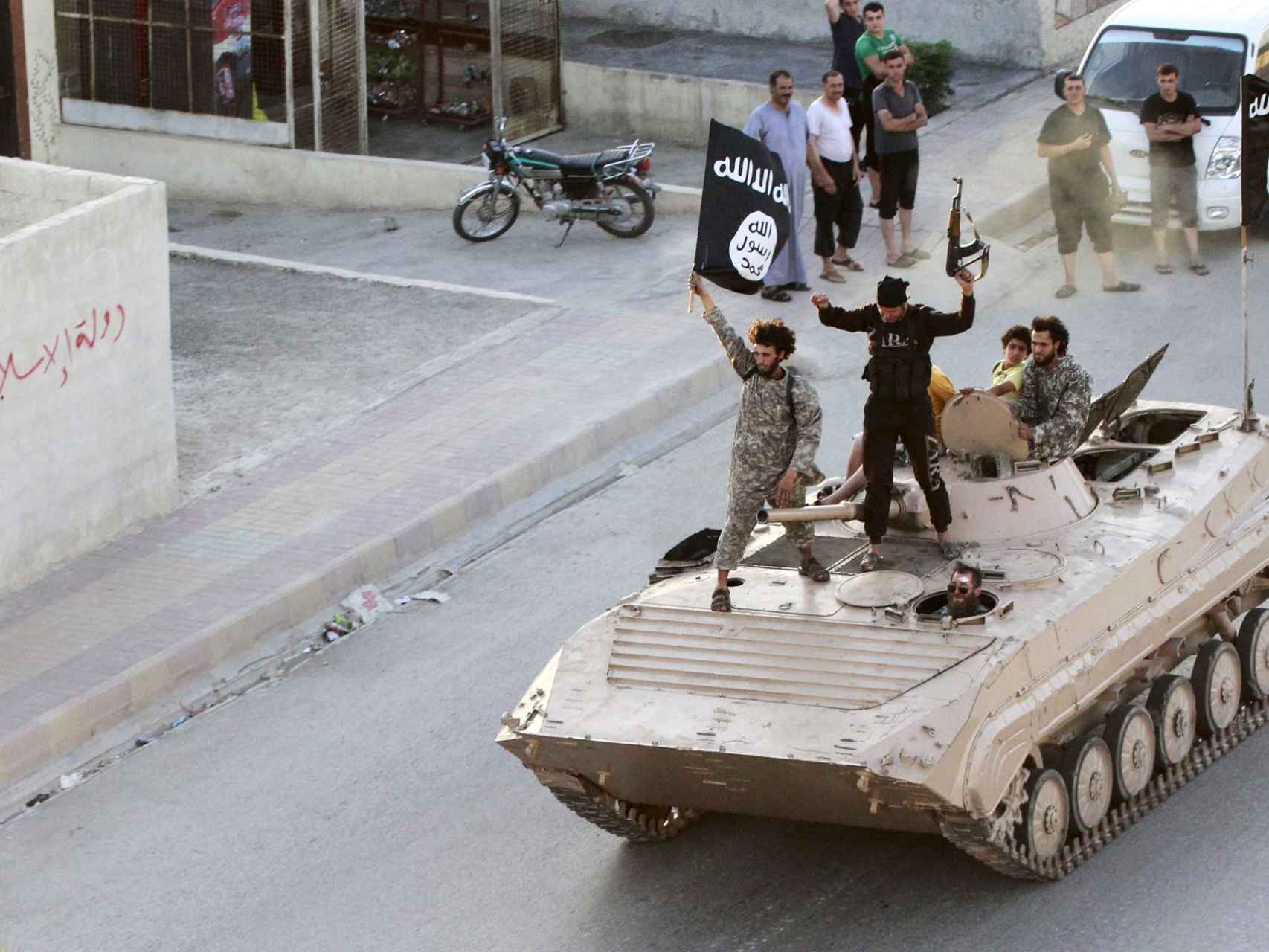 Fuerzas del Estado Islámico desfilan en Raqa.