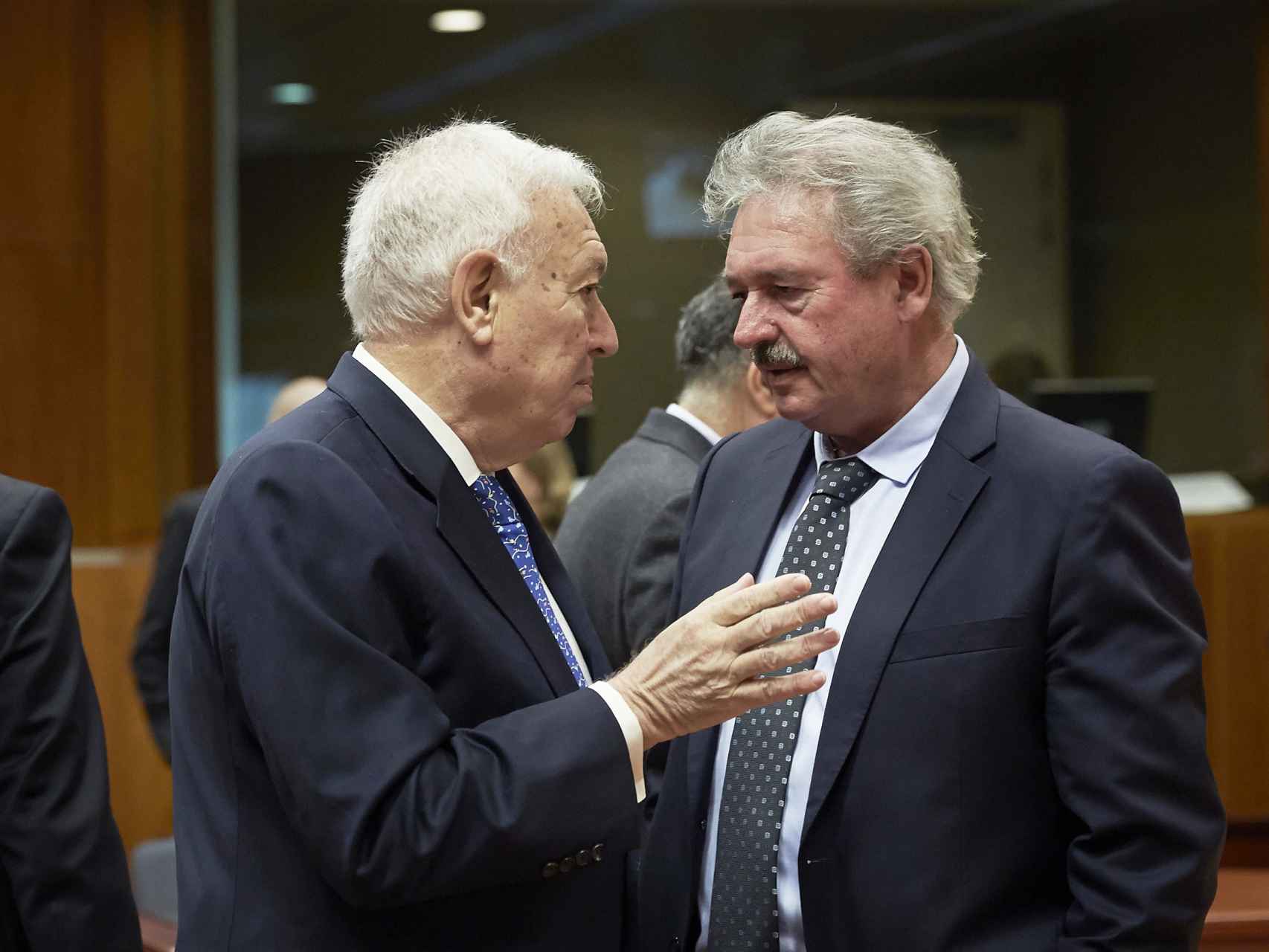 El ministro de Exteriores, José Manuel García-Margallo, conversa con su homólogo luxemburgués