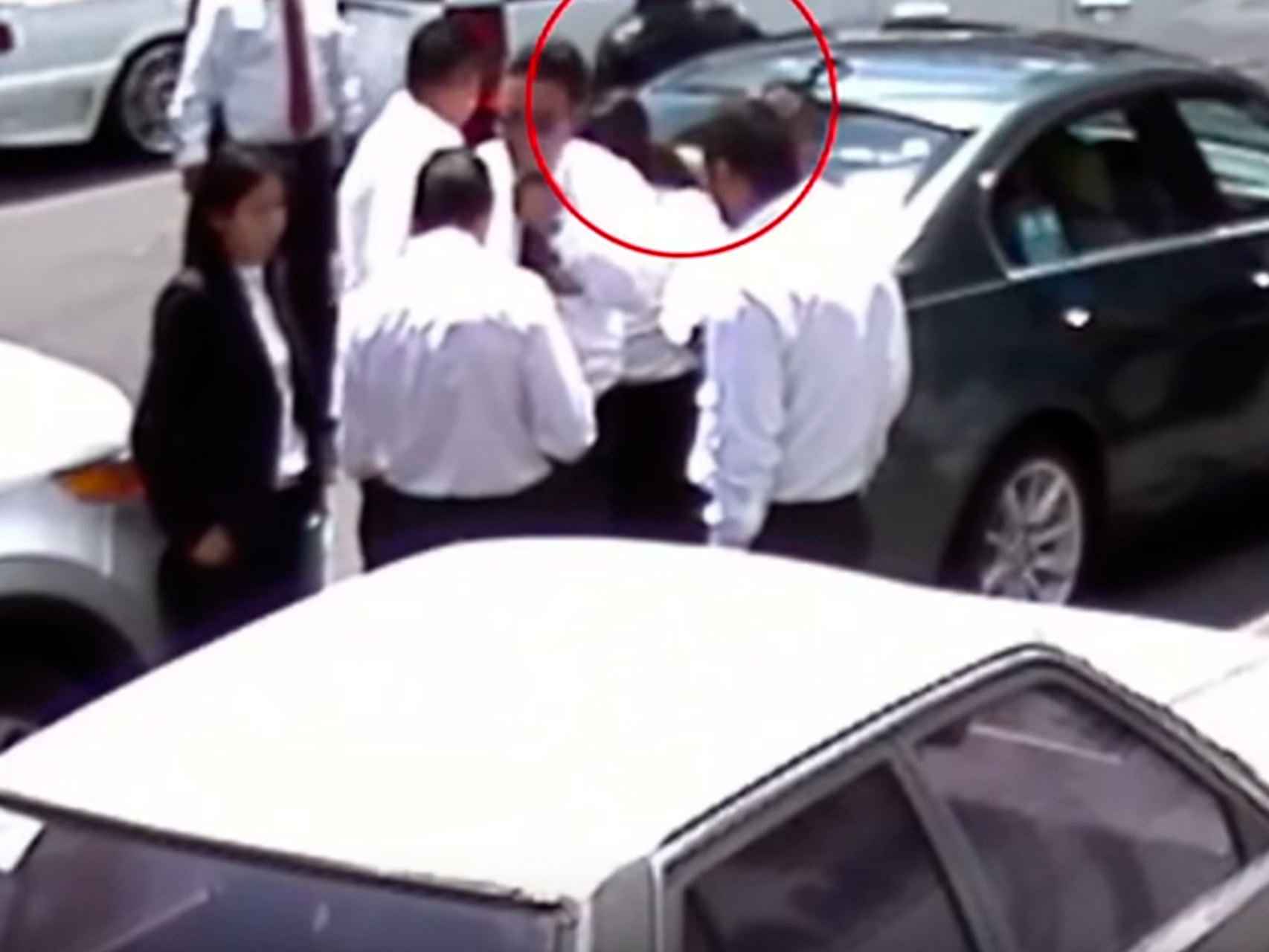 Captura del vídeo en el que un agente coloca la pistola en el coche.