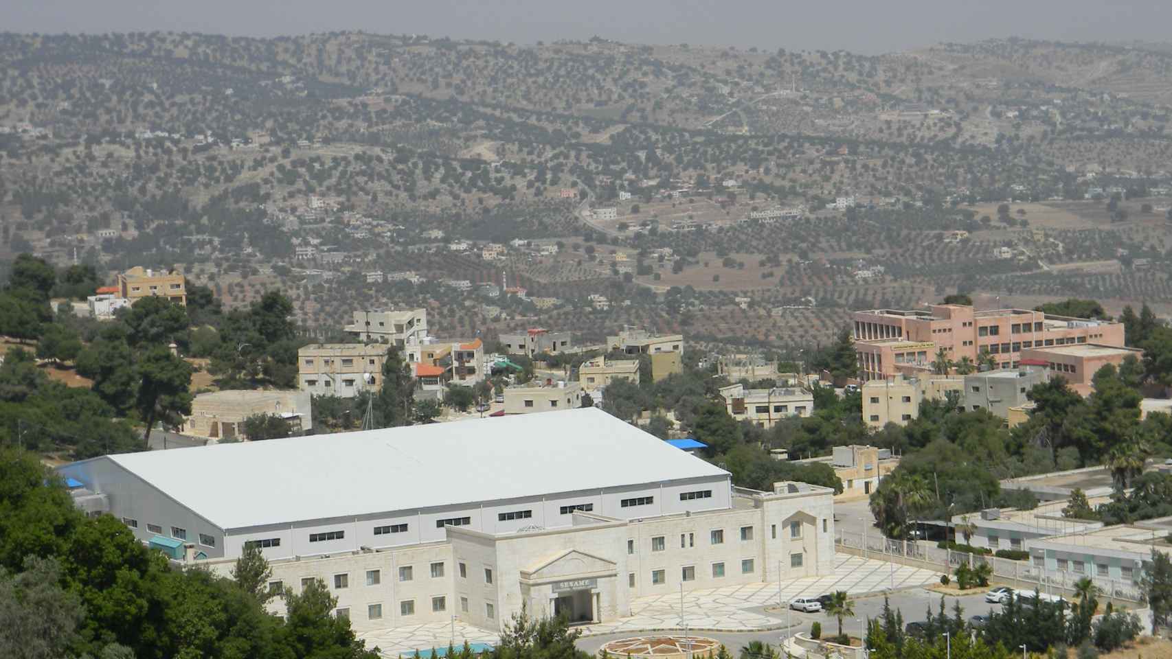SESAME se ubica en la localidad de Allan, 35 kilómetros al noroeste de Ammán, la capital de Jordania.