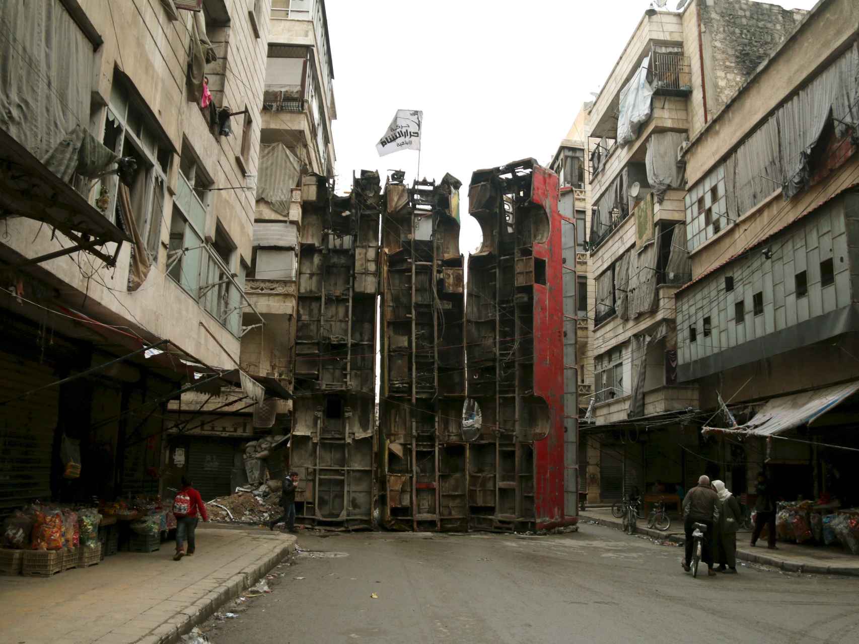 Autobuses sirven de barricada contra tiradores en Alepo.