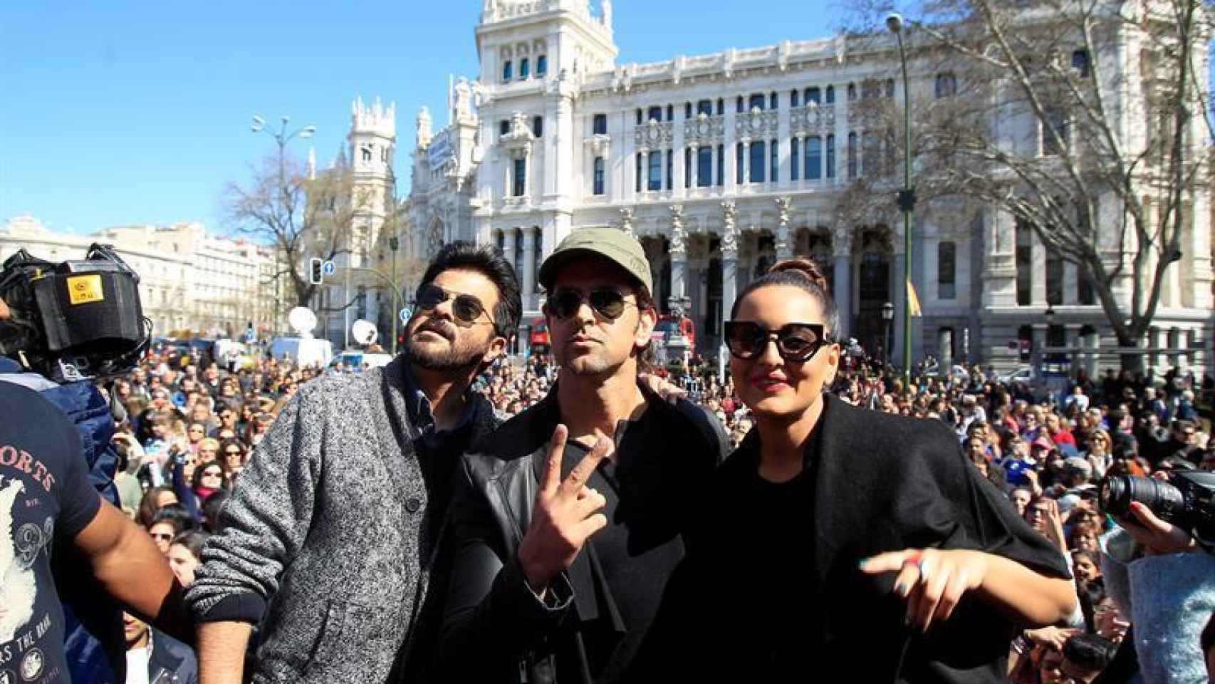 Actores promocionan en el paseo del Prado la gala de los Oscar de Bollywood.