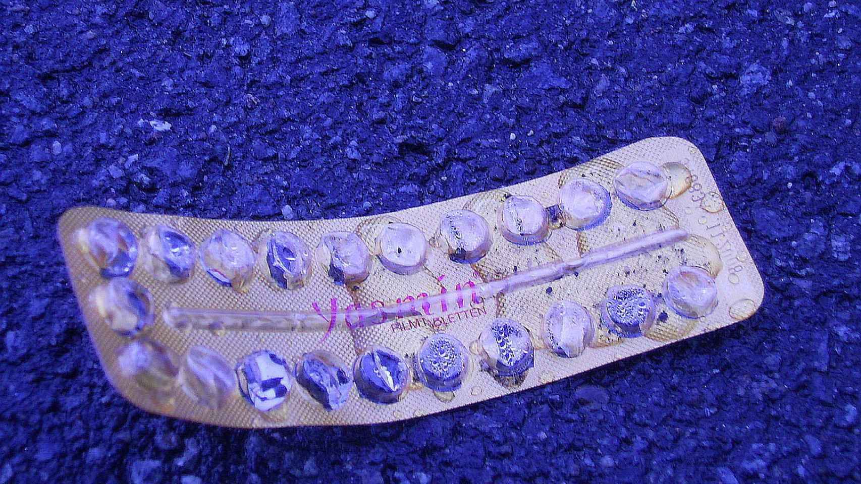 Un envase de anticonceptivos orales usado.