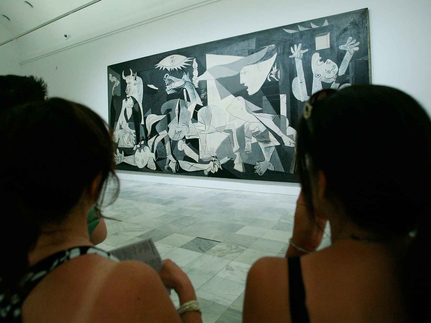 Dos jóvenes observan el Guernica en el Reina Sofía.