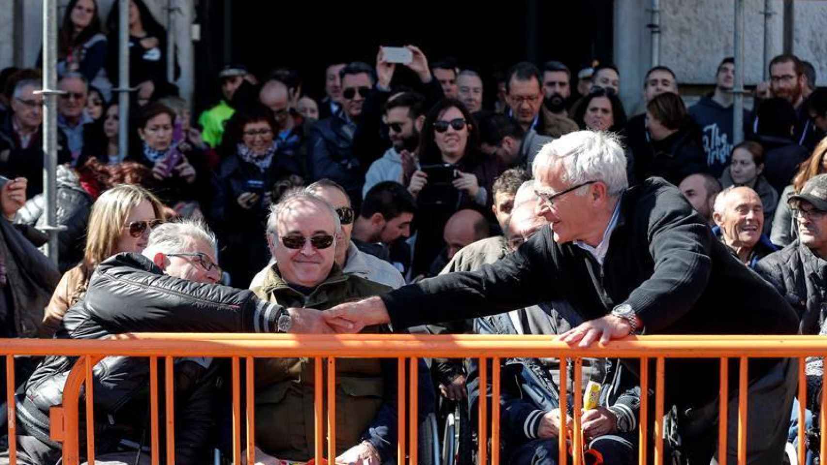 El alcalde de Valencia saluda a un vecino en la mascletá de las Fallas