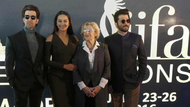 Carmena acompañada por los actores de Bollywood presentes en el estreno