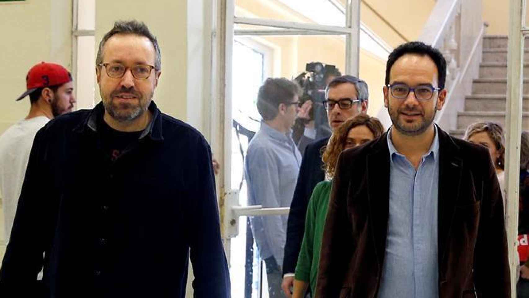 Girauta y Hernando se dirigen a una rueda de prensa en el Círculo de Bellas Artes.