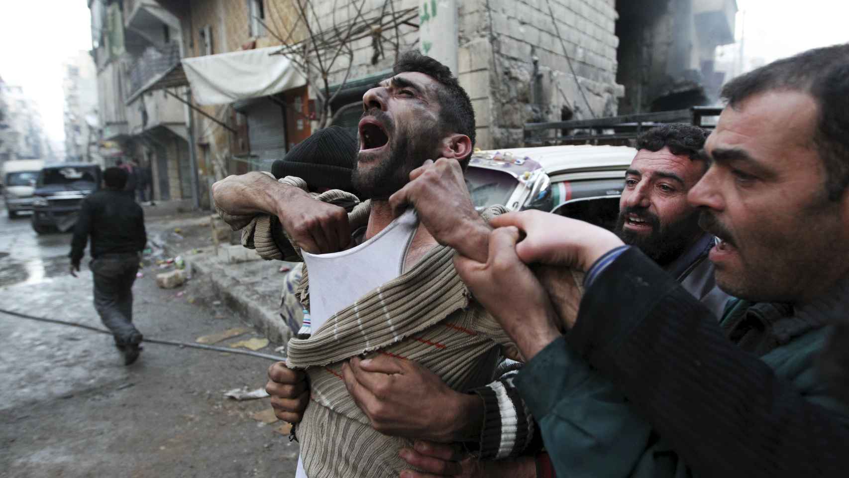 Un padre lamenta la muerte de sus hijos tras un bombardeo en Alepo.