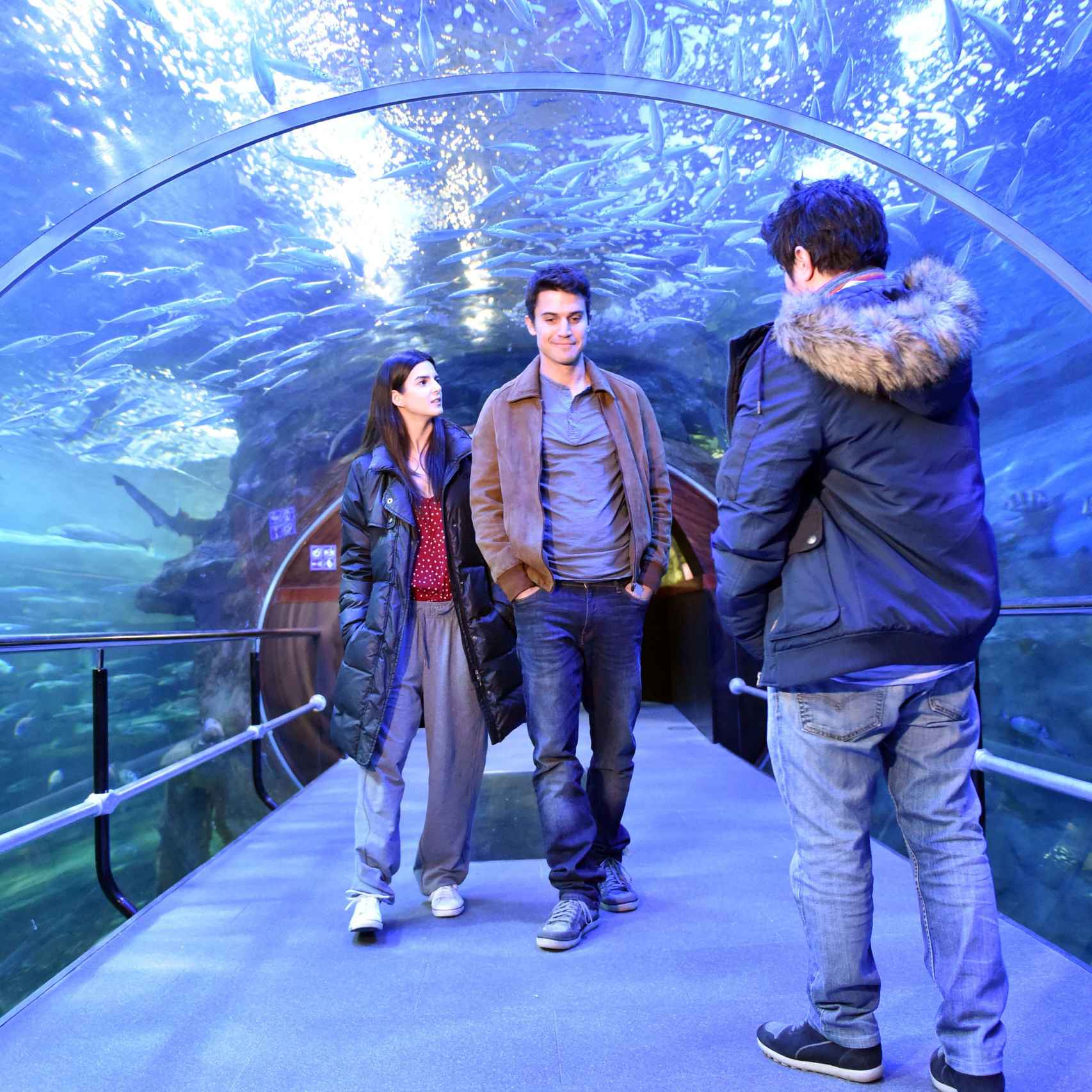 Clara Lago y Álex González en mitad del rodaje en el Aquarium de San Sebastián