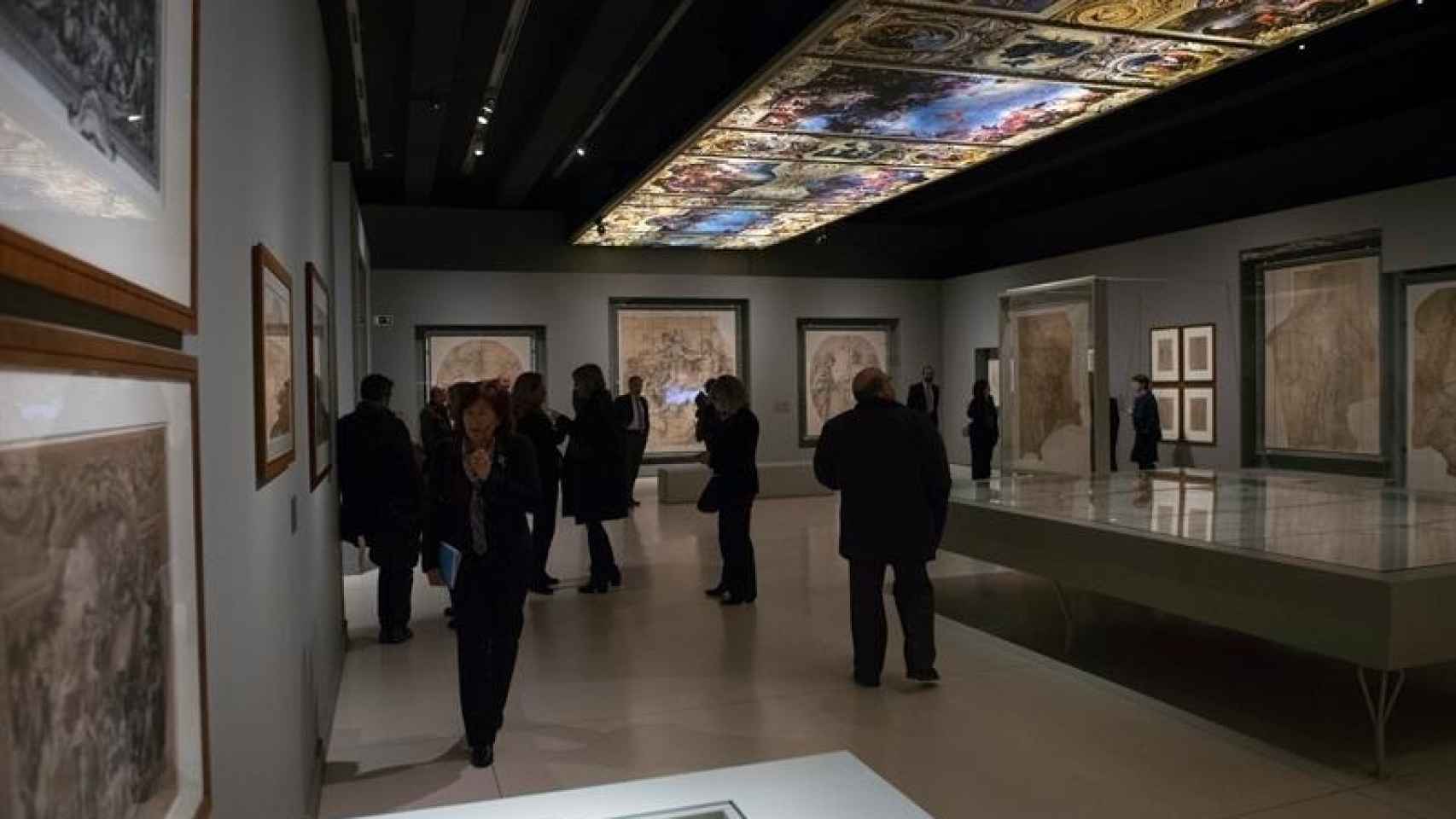 Interior de la sala del CaixaForum de Madrid dedicada a los cartones de Le Brun.